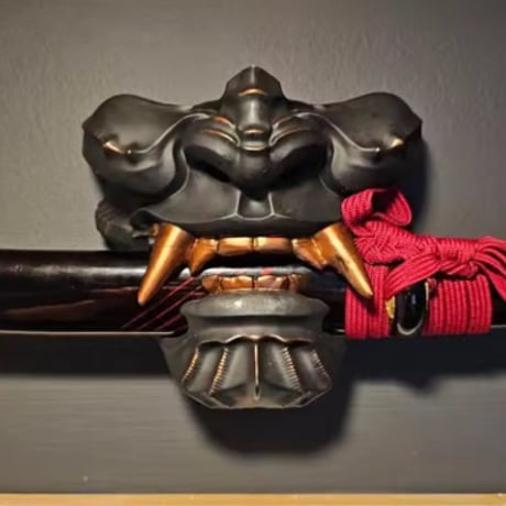 鬼武者 刀置き 刀掛け 日本刀置き 木製 刀掛台 侍 武士 鬼面 木刀 日本刀 居合刀 竹刀 剣置き 短刀拵え 様々な刀に対応 インテリアとしてもOK