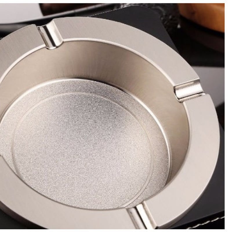 高級感抜群で葉巻もタバコもOK！】ポータブル シガー 灰皿 | World