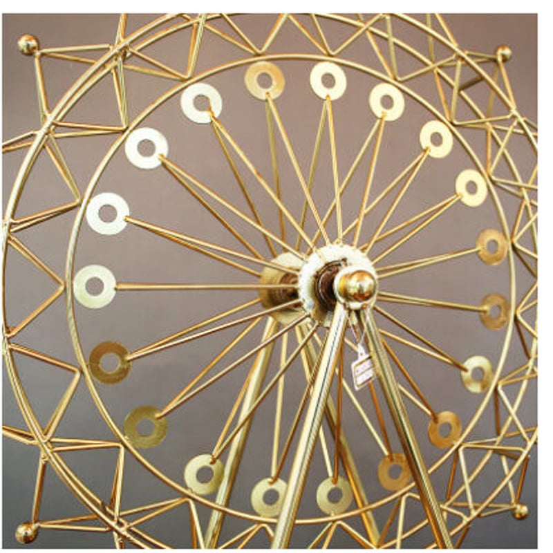 金色の円形デザインのオブジェ （金色の円形デザインのオブジェ 易しい） 