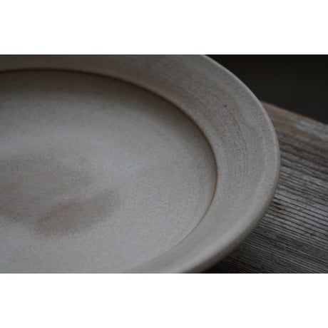 【北側雄一】七寸リム皿　白砂釉／窯変黒釉