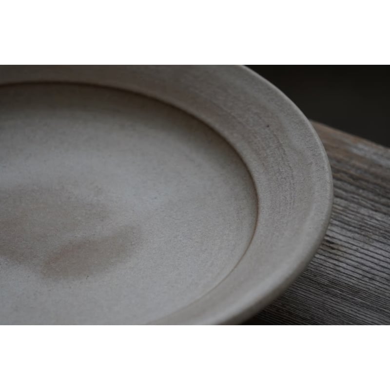 北側雄一】七寸リム皿 白砂釉/窯変黒釉 | Kinilu STORE 北側雄一】七寸リム皿 白砂釉/窯変黒釉 | Kinilu STORE