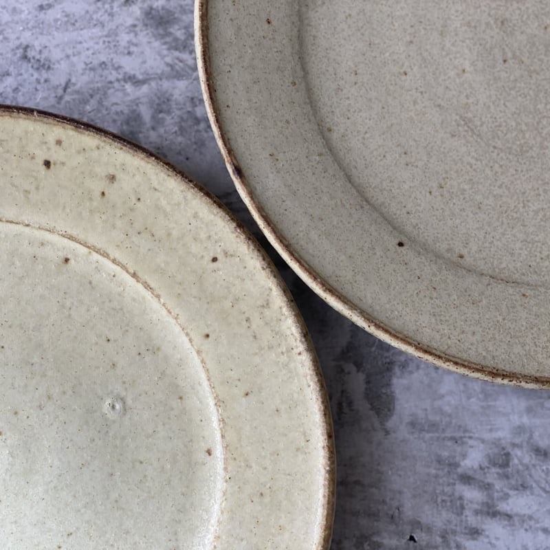 佐藤敬】黄粉引 8寸リム皿 | Kinilu STORE 佐藤敬】黄粉引 8寸リム皿 | Kinilu STORE