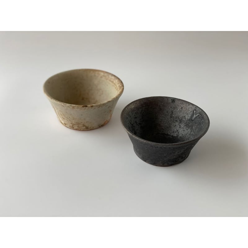遠藤素子】ミニそば猪口 粉引／鉄釉 | Kinilu STORE