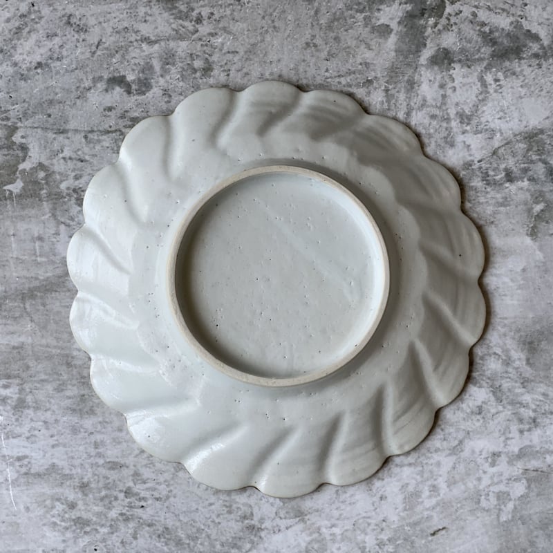 鈴木まどか】白瓷口錆輪花六寸皿 | Kinilu STORE