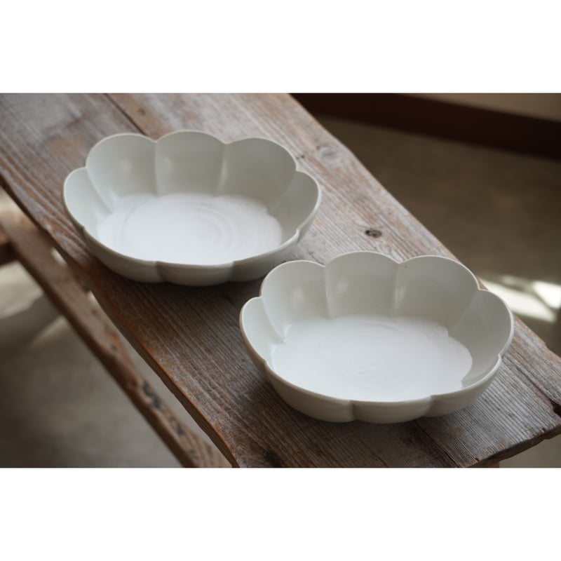 【珍品?】白地花図皿（キズあり） 珍品?】白地花図皿（キズあり）