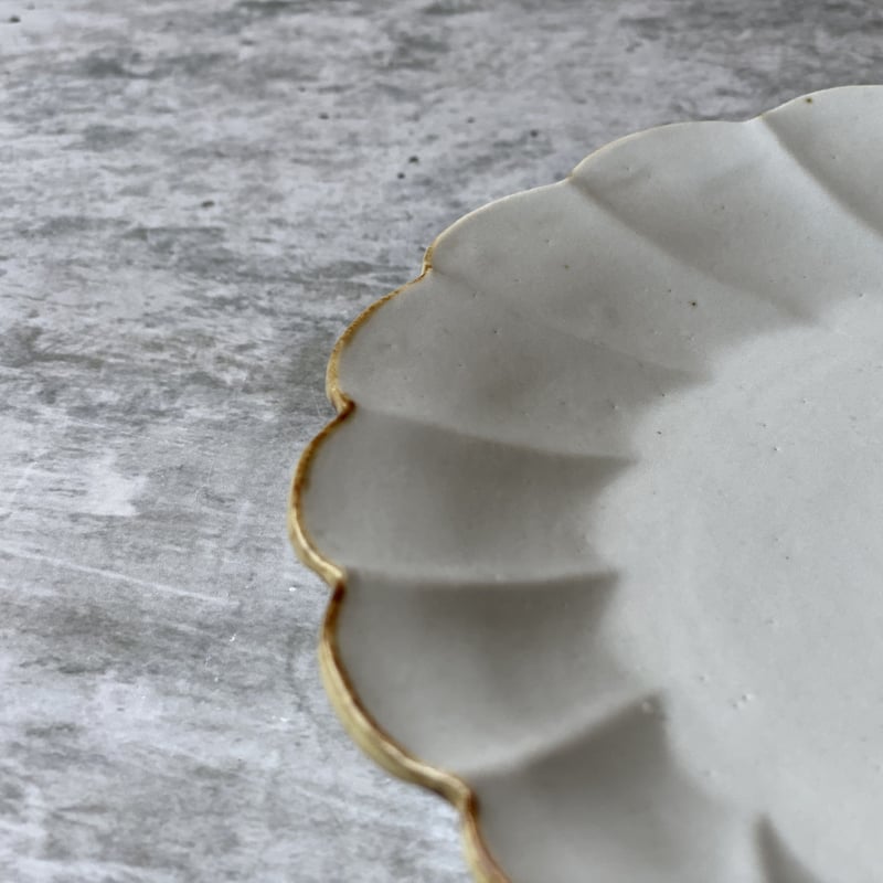 鈴木まどか】白瓷口錆輪花六寸皿 | Kinilu STORE