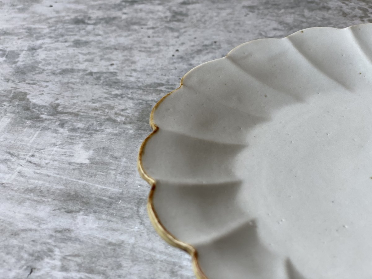 鈴木まどか】白瓷口錆輪花六寸皿 | Kinilu STORE