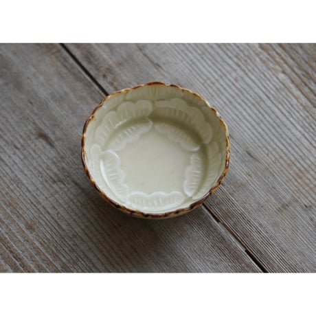 【鈴木まどか】緑釉陽刻紋豆鉢