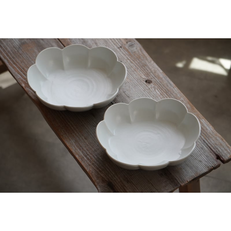 【珍品?】白地花図皿（キズあり） 金繕いのある古伊万里染付菊花七宝繋文輪花皿 d19.7cm Kintsugi