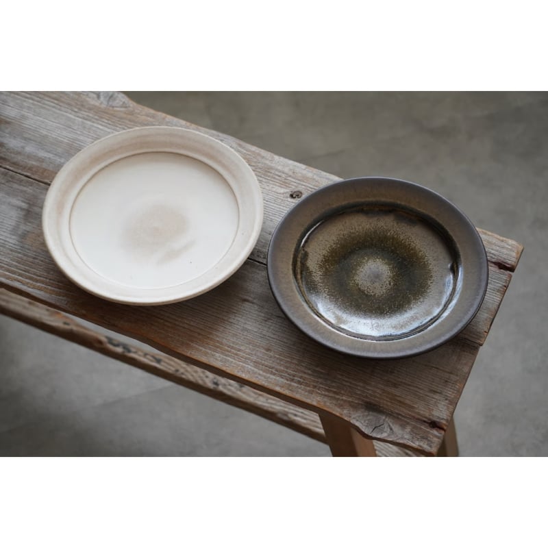 北側雄一】七寸リム皿 白砂釉／窯変黒釉 | Kinilu STORE