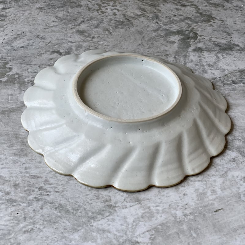 鈴木まどか】白瓷口錆輪花六寸皿 | Kinilu STORE