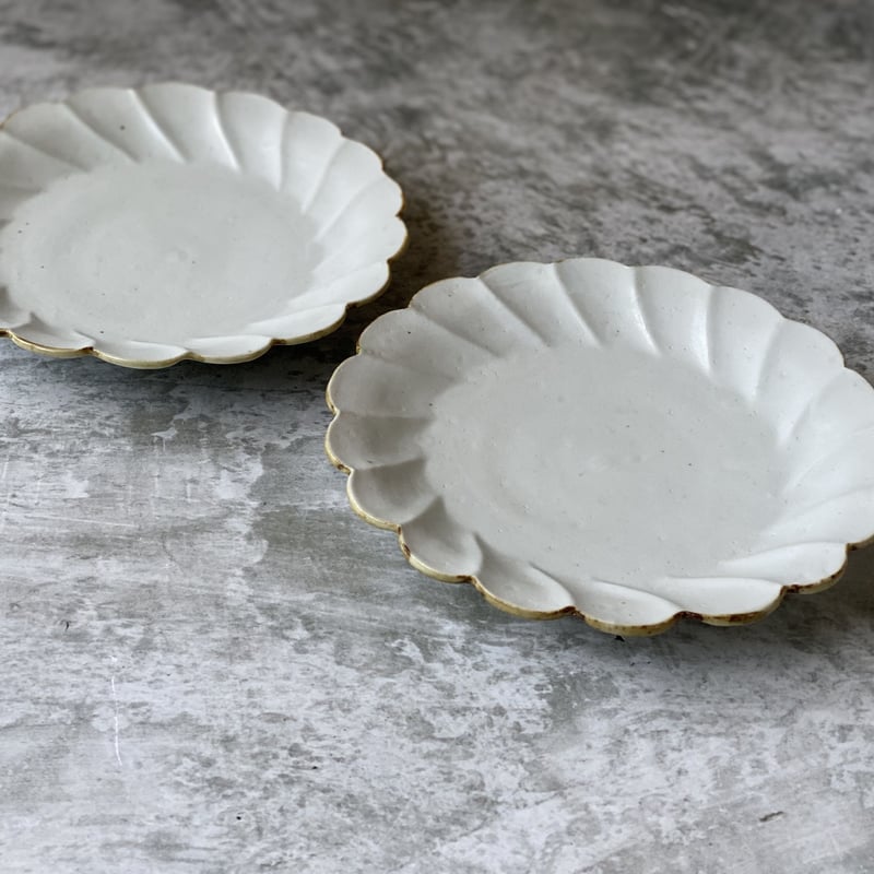 鈴木まどか】白瓷口錆輪花六寸皿 | Kinilu STORE