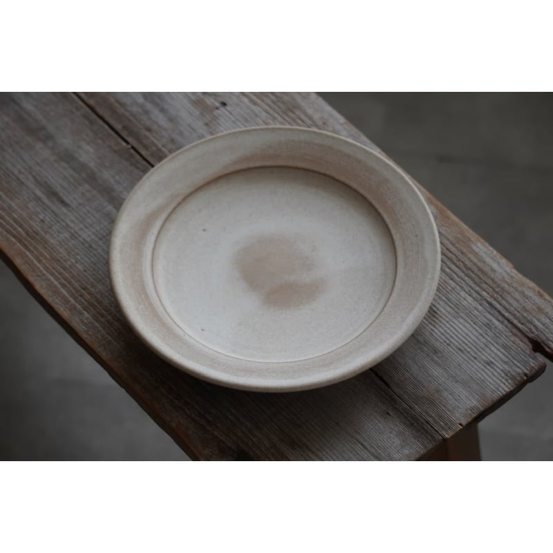 古美術品◼️蔵から出て来た、白い釉薬が美しい超特大サイズのお皿、花道具、茶道具 北側雄一】七寸リム皿 白砂釉／窯変黒釉 | Kinilu STORE