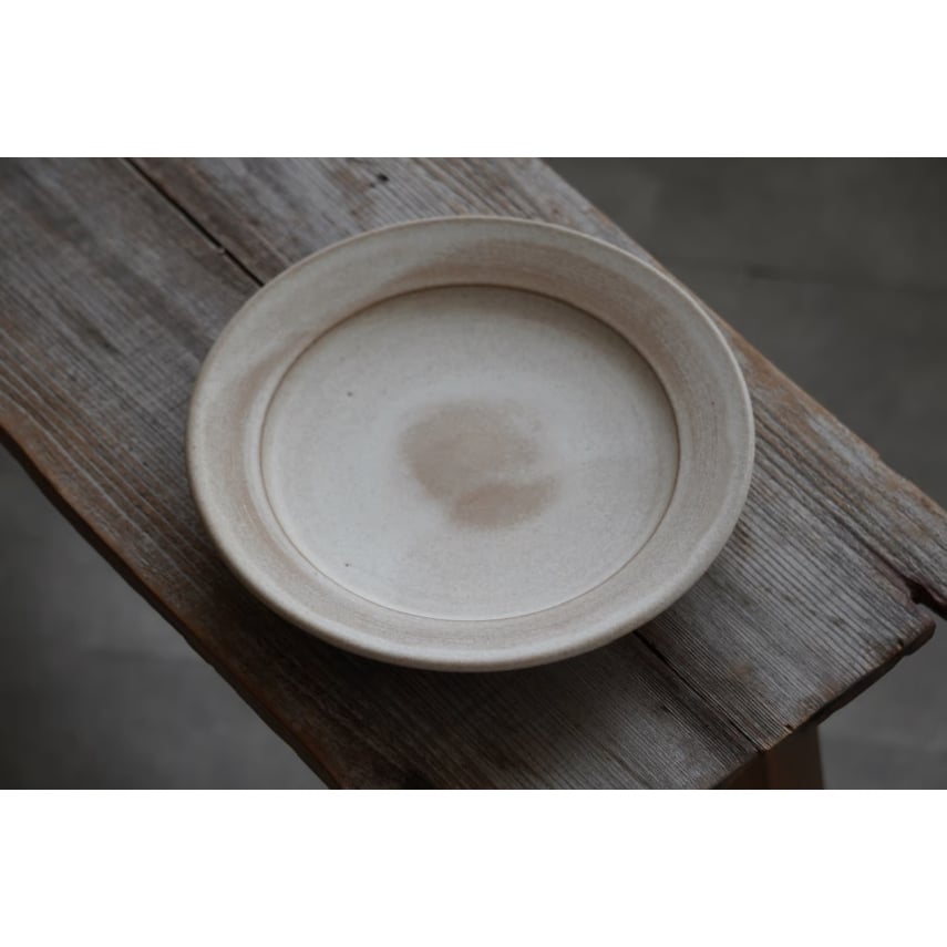 古美術品◼️蔵から出て来た、白い釉薬が美しい超特大サイズのお皿、花道具、茶道具 北側雄一】七寸リム皿 白砂釉／窯変黒釉 | Kinilu STORE