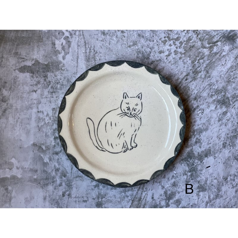 桂さえか/猫展】丸リム皿（白ネコ） | Kinilu STORE
