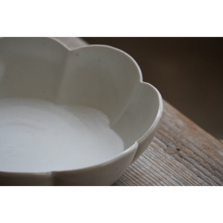 【鈴木まどか】白瓷輪花楕円六寸鉢
