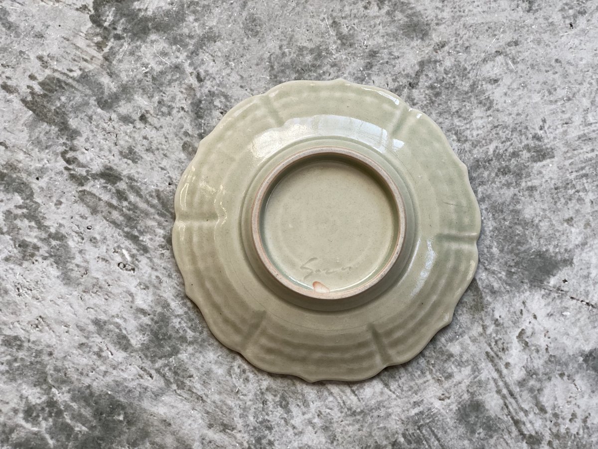 鈴木まどか】緑釉陽刻紋四寸皿 | Kinilu STORE 鈴木まどか】緑釉陽刻紋四寸皿 | Kinilu STORE