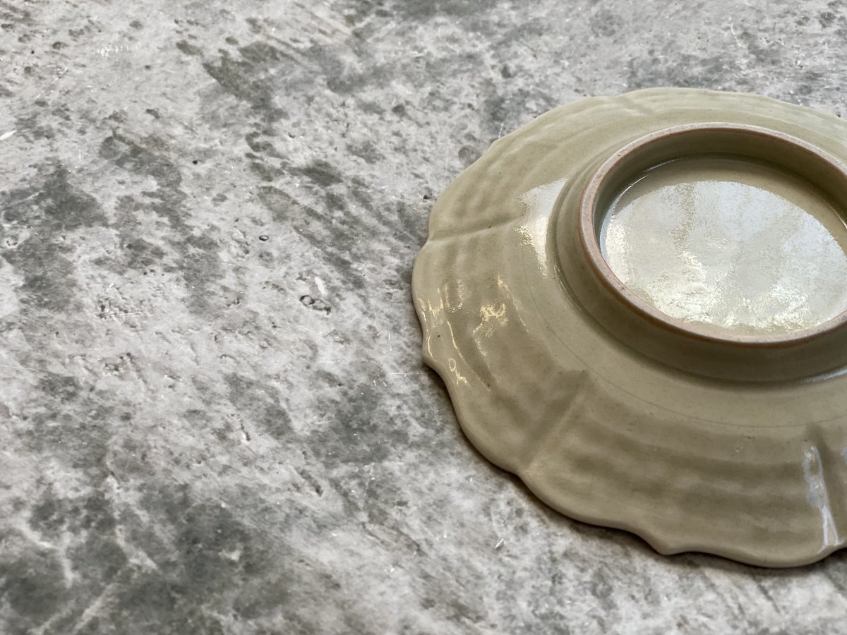 鈴木まどか】緑釉陽刻紋四寸皿 | Kinilu STORE 鈴木まどか】緑釉陽刻紋四寸皿 | Kinilu STORE