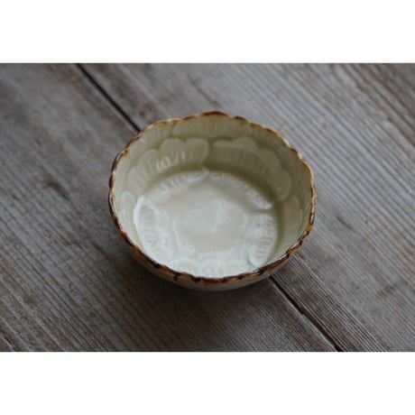 【鈴木まどか】緑釉陽刻紋豆鉢
