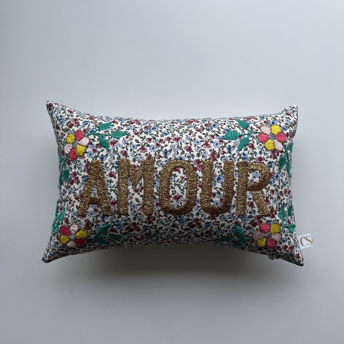 Mini embroidered cushion AMOUR - white