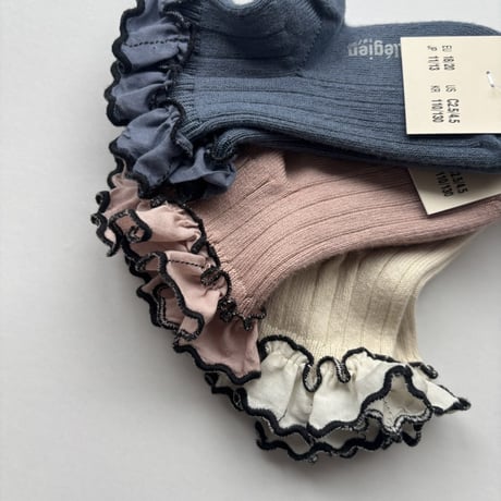 Collegien  Suzanne - Ribbed Ankle Socks with Rick-Rack Ruffle