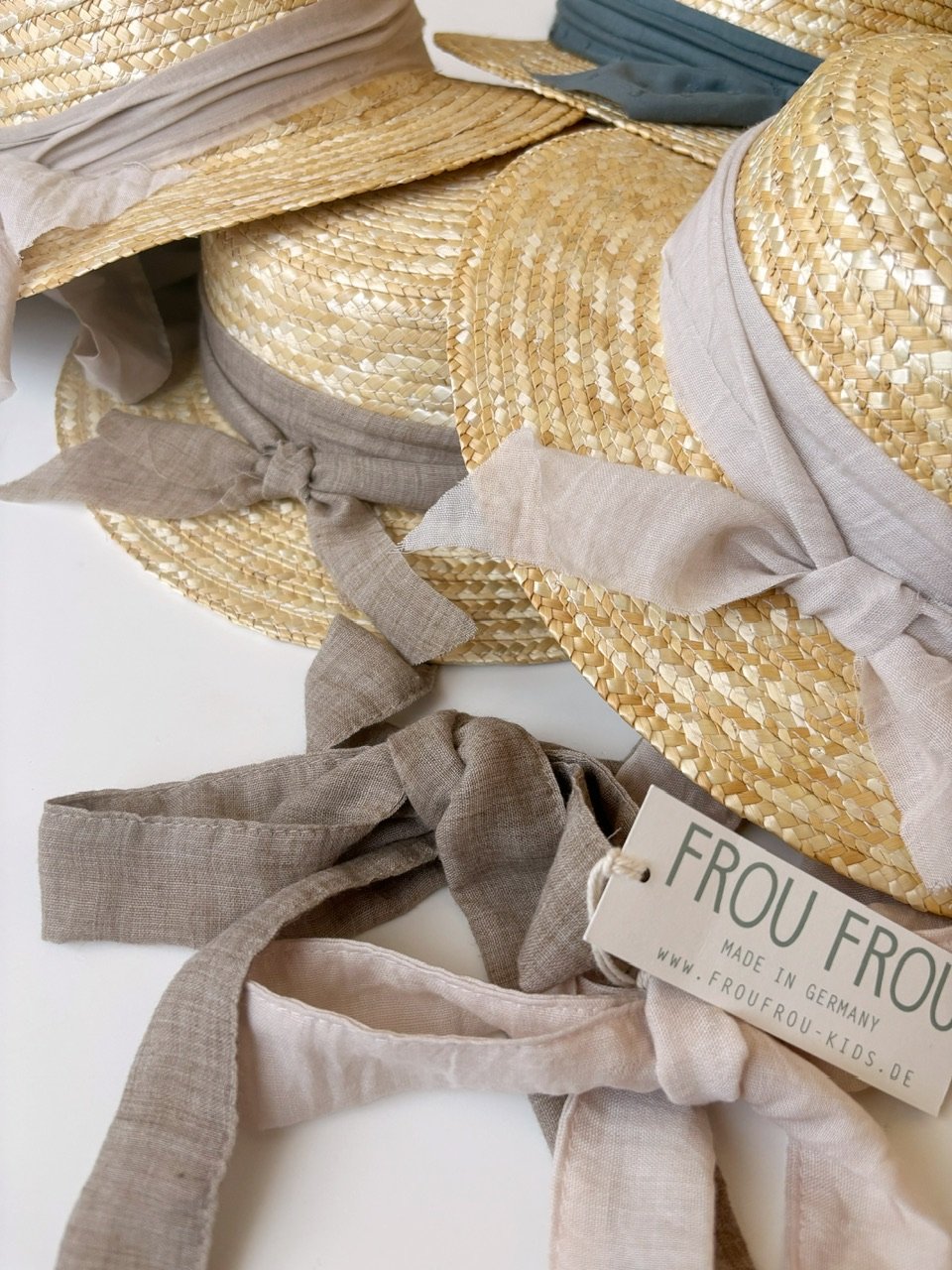 FROU FROU リボン付きベージュ麦わら帽子 Mサイズ FROU FROU THE CLASSIC HAT - stone | Baby Style