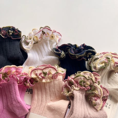 Collegien  ANEMONE - Embroidered Ruffle Ribbed Ankle Socks