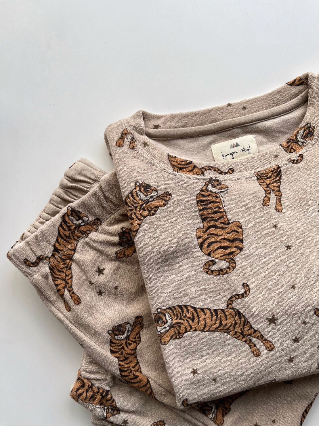 Konges Sløjd Itty Sweatshirt GOTS - Tiger Sand – Dreams of Cuteness