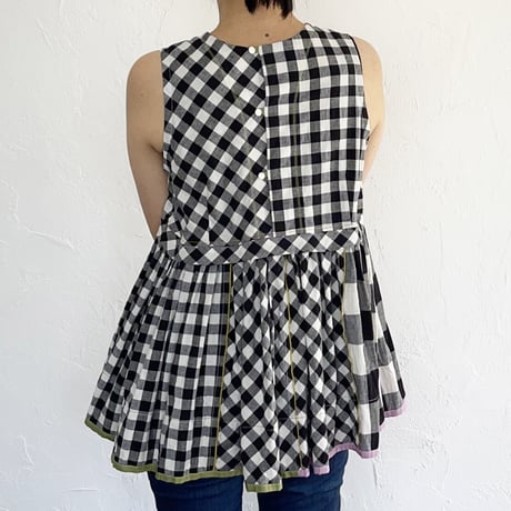 大人可愛い黒×白ギンガムチェックのノースリーブチュニック