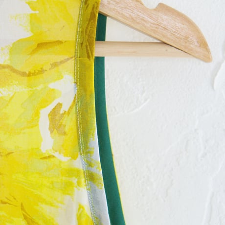 眩しい光に溶けそうなイエローの花柄ノースリーブチュニック