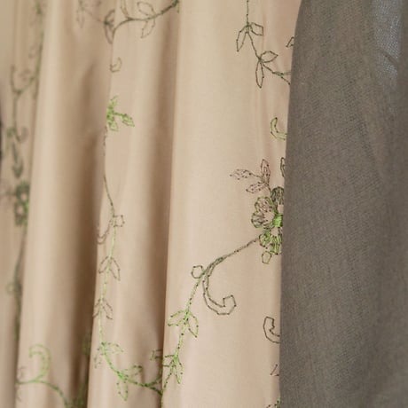 イタリア刺繍生地のシックで華やかなワンピースドレス