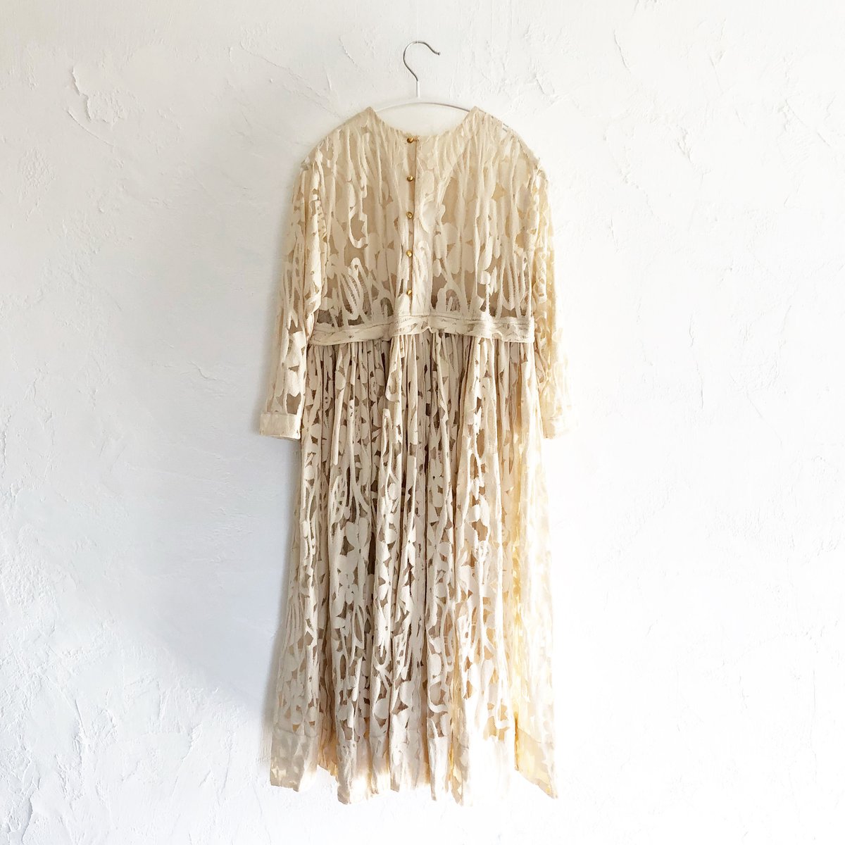 乙女心ときめく生成色花柄レースのギャザーワンピース | 十 色 社