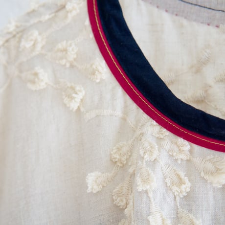 生成刺繍と紺の華やかなジョイントワンピース
