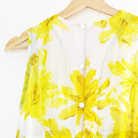 眩しい光に溶けそうなイエローの花柄ノースリーブチュニック