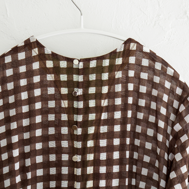 茶色ギンガムチェックの大人かわいいギャザーワンピース | 十 色 社
