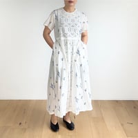 蒼い花 / 綿レースとインド花刺繍のパネルワンピース