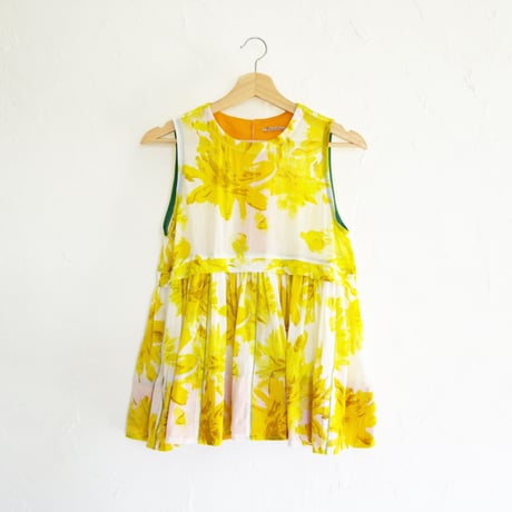 眩しい光に溶けそうなイエローの花柄ノースリーブチュニック