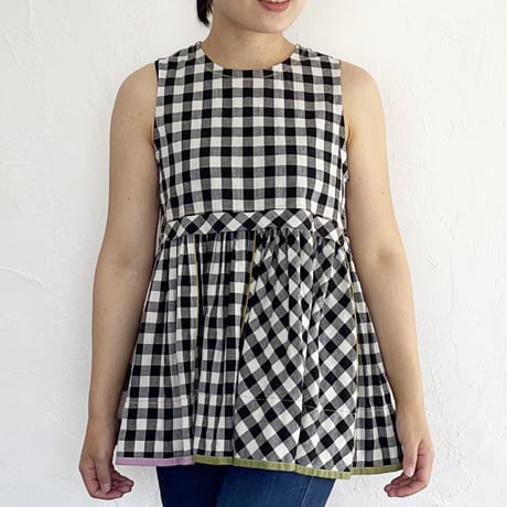 大人可愛い黒×白ギンガムチェックのノースリーブチュニック