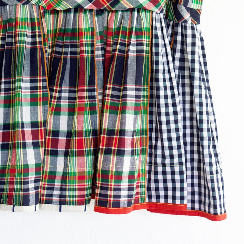 赤が印象的なチェック×チェックのノースリーブチュニック | 十 色 社