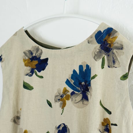 上品でシックな水彩花柄のノースリーブギャザーブラウス