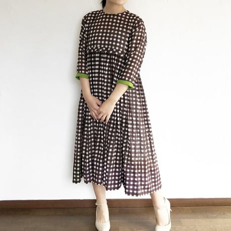 茶色ギンガムチェックの大人かわいいギャザーワンピース
