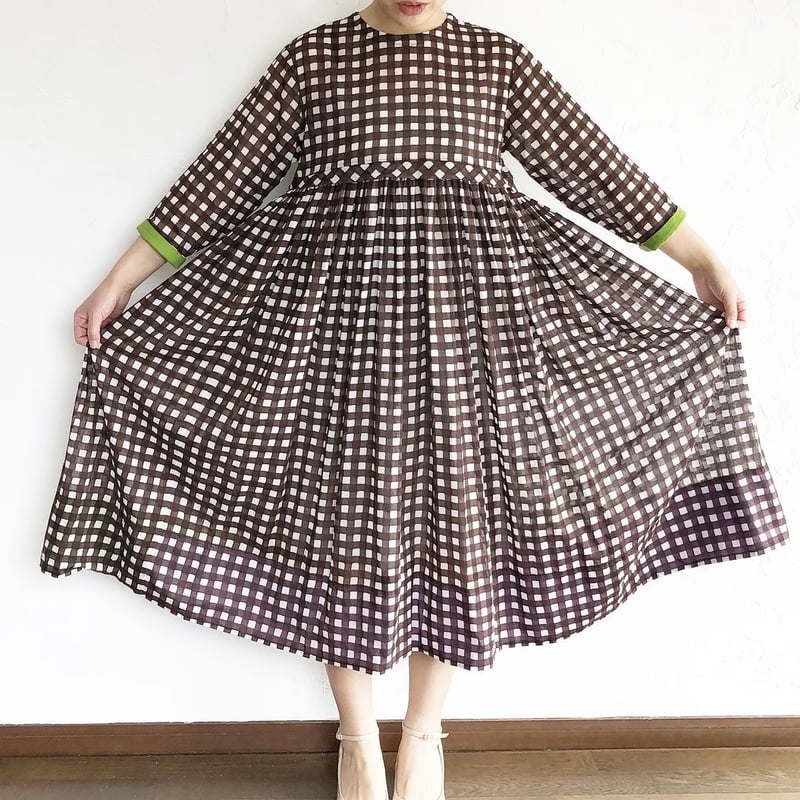 茶色ギンガムチェックの大人かわいいギャザーワンピース | 十 色 社