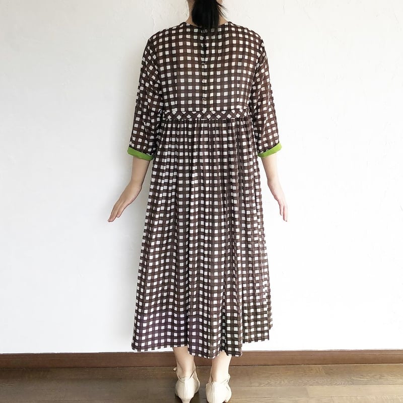 茶色ギンガムチェックの大人かわいいギャザーワンピース | 十 色 社