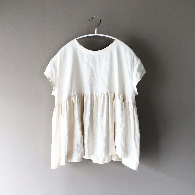 味わい深い生成色リネンの半袖ギャザーブラウス | 十 色 社