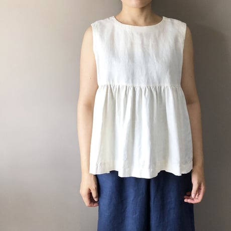 味わい深い生成色リネンのノースリーブギャザーブラウス
