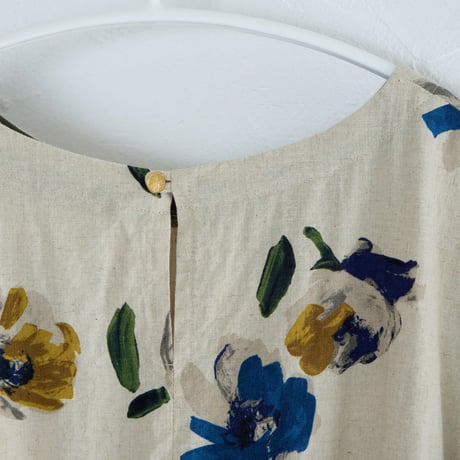 上品でシックな水彩花柄のノースリーブギャザーブラウス