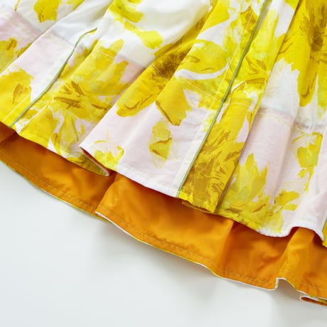 眩しい光に溶けそうなイエローの花柄ノースリーブチュニック