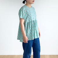 翠花 / ターコイズとピンク花柄のブロックプリントギャザーブラウス