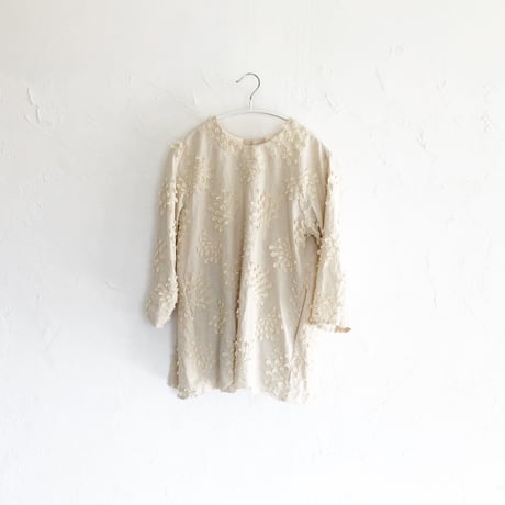 ふわふわ綿毛刺繍が可愛い生成色のたっぷりフレアブラウス