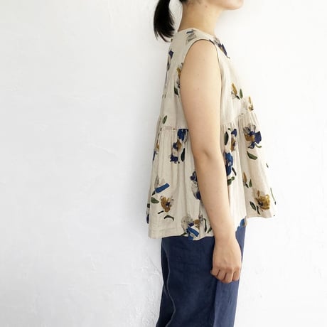 上品でシックな水彩花柄のノースリーブギャザーブラウス